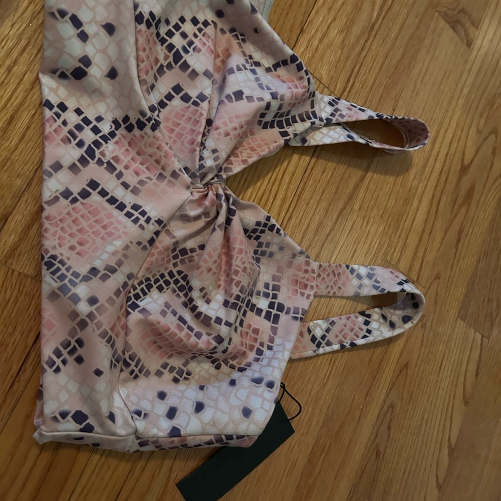 NWT- savvy size medium sports bra
